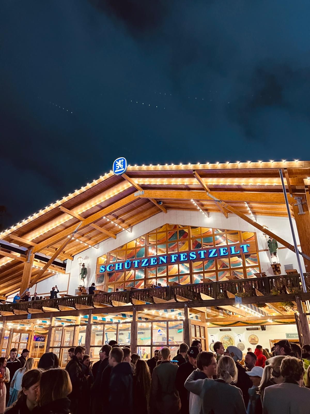 Schützenfestzelt_auf_dem_Münchener_Oktoberfest_im_dunkeln_mit_bunten_Lichtern
